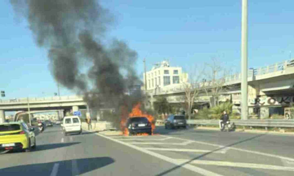 φωτιά αυτοκίνητο Ποσειδώνος, φωτιά Μοσχάτο, τροχαίο Ποσειδώνος, μποτιλιάρισμα Ποσειδώνος, διακοπή κυκλοφορίας, Πυροσβεστική, καμένο αυτοκίνητο, Poseidonos fire, Moschato car fire, car on fire Poseidonos Avenue, traffic congestion Athens, road closure Poseidonos, Fire Department incident, burnt car Moschato,