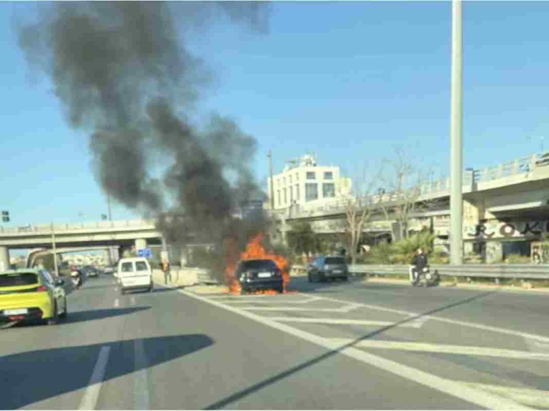 φωτιά αυτοκίνητο Ποσειδώνος, φωτιά Μοσχάτο, τροχαίο Ποσειδώνος, μποτιλιάρισμα Ποσειδώνος, διακοπή κυκλοφορίας, Πυροσβεστική, καμένο αυτοκίνητο, Poseidonos fire, Moschato car fire, car on fire Poseidonos Avenue, traffic congestion Athens, road closure Poseidonos, Fire Department incident, burnt car Moschato,