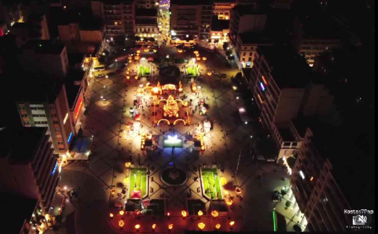 Χριστούγεννα Πάτρα, Christmas Patras, γιορτές Πάτρα, Patras holidays, στολισμένη Πάτρα, decorated Patras, χριστουγεννιάτικα φώτα Πάτρα, Christmas lights Patras, Πρωτοχρονιά Πάτρα, New Year's Eve Patras, Χριστούγεννα Ελλάδα, Christmas Greece, εορταστική ατμόσφαιρα, festive atmosphere, επίσκεψη Πάτρα, visit Patras, ταξίδι Πάτρα, Patras travel, Πάτρα 2025, Patras 2025, χριστουγεννιάτικο βίντεο, Christmas video, Αχαΐα γιορτές,