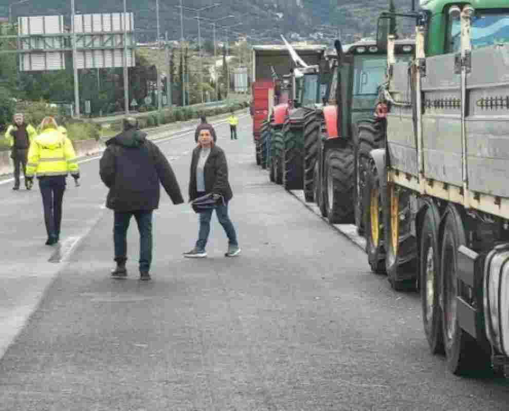Αγρότες Πάτρας, Farmers Patras, Περιμετρική Πάτρας, Patras Bypass, μπλόκο αγροτών, farmers roadblock, άνοιγμα λωρίδας, lane opening, κυκλοφορία Πάτρα, Patras traffic, Αγροκτηνοτρόφοι Αχαΐας, Achaias Farmers, Χριστούγεννα, Christmas travel, εκδρομείς Χριστουγέννων, Christmas travellers, εορταστική κίνηση, holiday traffic, διέλευση Ι.Χ., private car passage, δρόμος προς Πύργο, road to Pyrgos, δρόμος προς Αθήνα, road to Athens, διευκόλυνση ταξιδιωτών,