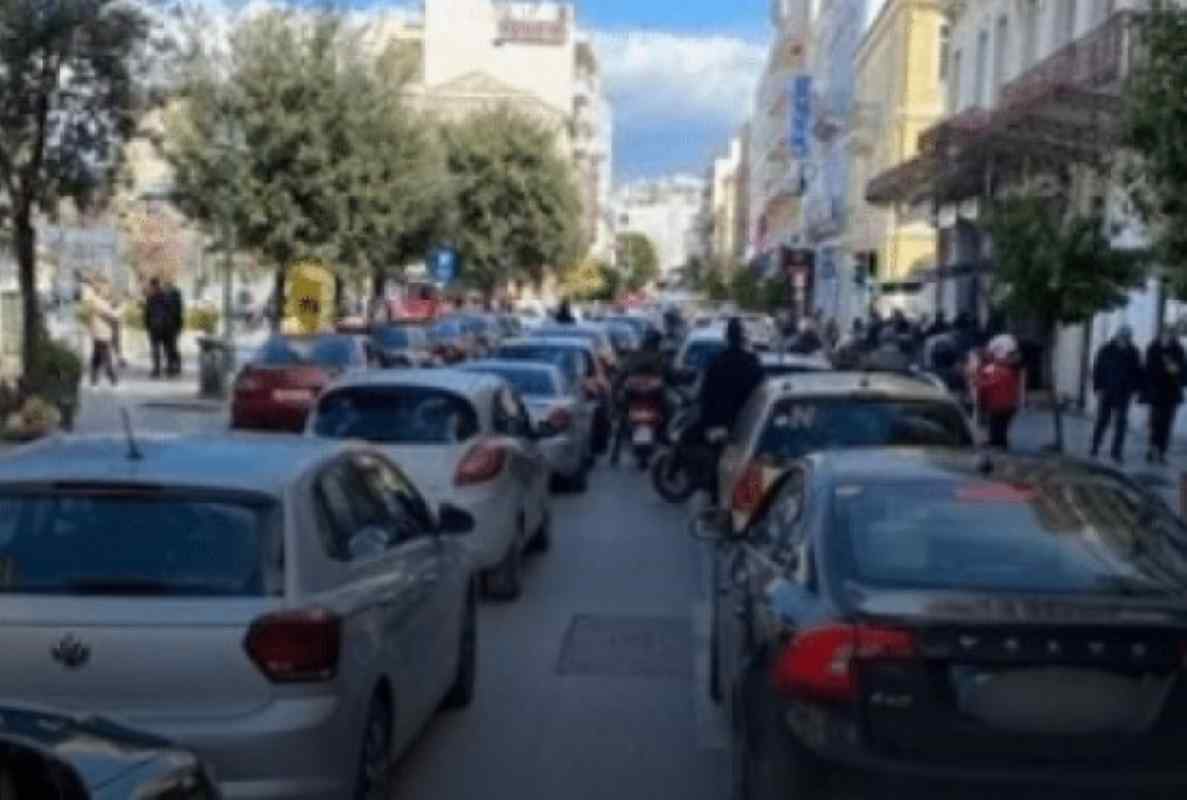Κυκλοφοριακό Πάτρα, Traffic Patras, Κυκλοφοριακό Έμφραγμα, Traffic Jam, Αυξημένος Κυκλοφοριακός Φόρτος, Increased Traffic Load, Περιφερειακοί Δρόμοι Πάτρας, Patras Peripheral Roads, Κεντρικοί Δρόμοι Πάτρας, Patras Central Roads, Τροχαία Πάτρας, Patras Traffic Police, Παράνομη Στάθμευση, Illegal Parking, Έλεγχοι Τροχαίας, Traffic Controls, Συμφόρηση Πάτρας, Patras Congestion, Οδικό Δίκτυο Πάτρας, Patras Road Network, Πάτρα κίνηση, Patras traffic status, Επιφυλακή Αστυνομία, Police alert, Κομφούζιο Πάτρα, Patras chaos, Καθυστέρηση δρόμοι, Road delays