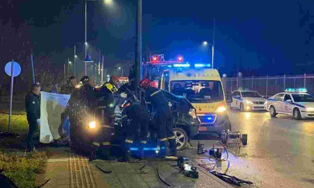 Πάτρα, τροχαίο δυστύχημα, Παραλία Πατρών, νεκροί νέοι, τροχαίο Πάτρα τώρα, σύγκρουση σε φανάρι, θανάσιμο τροχαίο, ειδήσεις Πάτρα, τραγωδία άσφαλτος, Αχαΐα τροχαία, Patras, car accident, fatal crash Patras, Paralia Patron, road tragedy Greece, young victims accident, Patras news today, traffic collision,