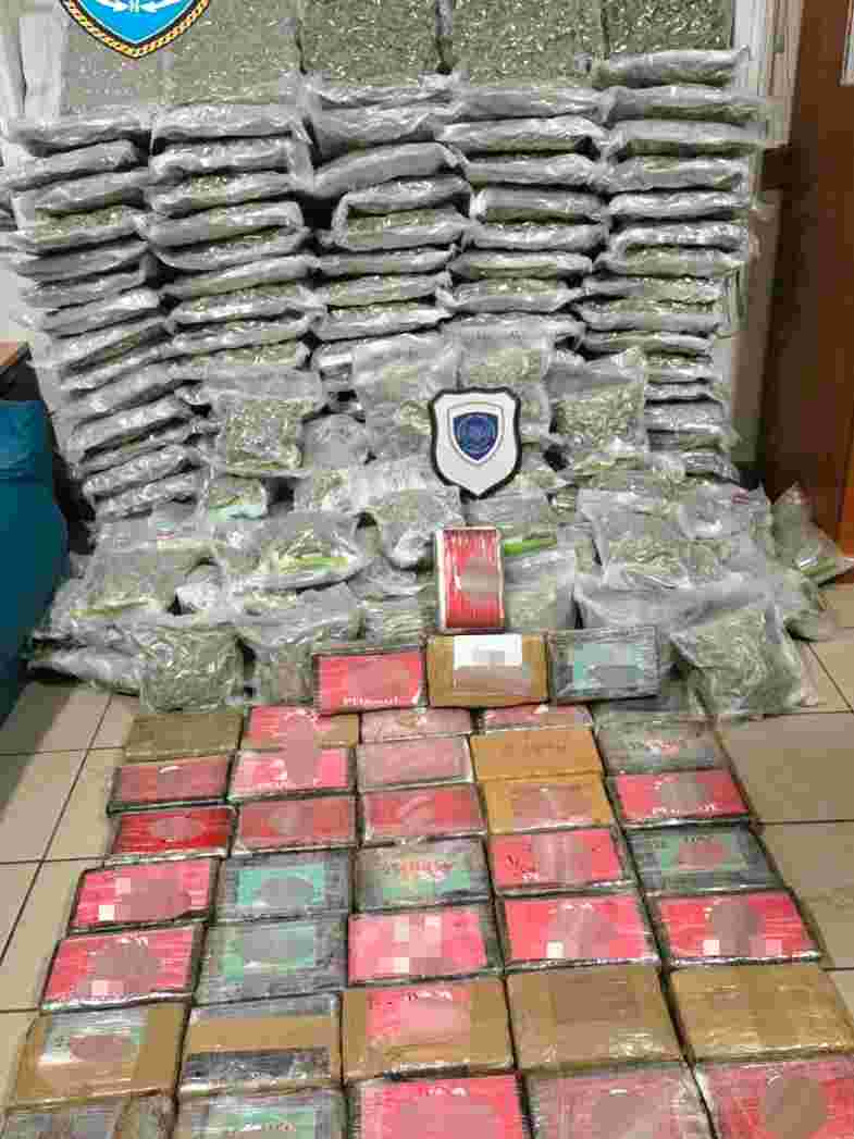 ναρκωτικά, drugs seizure, κατάσχεση ναρκωτικών, narcotics bust, κοκαΐνη, cocaine, κάνναβη, cannabis skunk, Skunk, λιμάνι Πάτρας, Patras port, Λιμενικό Σώμα, Hellenic Coast Guard, σύλληψη, arrest, διακίνηση ναρκωτικών, drug trafficking, παράνομο φορτίο, illegal substances, Ιταλία, Italy, Λιμεναρχείο Πάτρας, Π.Ο.ΔΙ.Ν., Κ.Ε.Α., αστυνομικός σκύλος, drug detection dog, Mezcal, Χαϊδάρι, Haidari, Χαλκούτσι, Chalkoutsi, παράνομος οπλισμός, illegal weapons, εγκληματική οργάνωση, organized crime, smuggling Greece, δίωξη ναρκωτικών, ΛΣ-ΕΛΑΚΤ, φορτηγό ναρκωτικά,