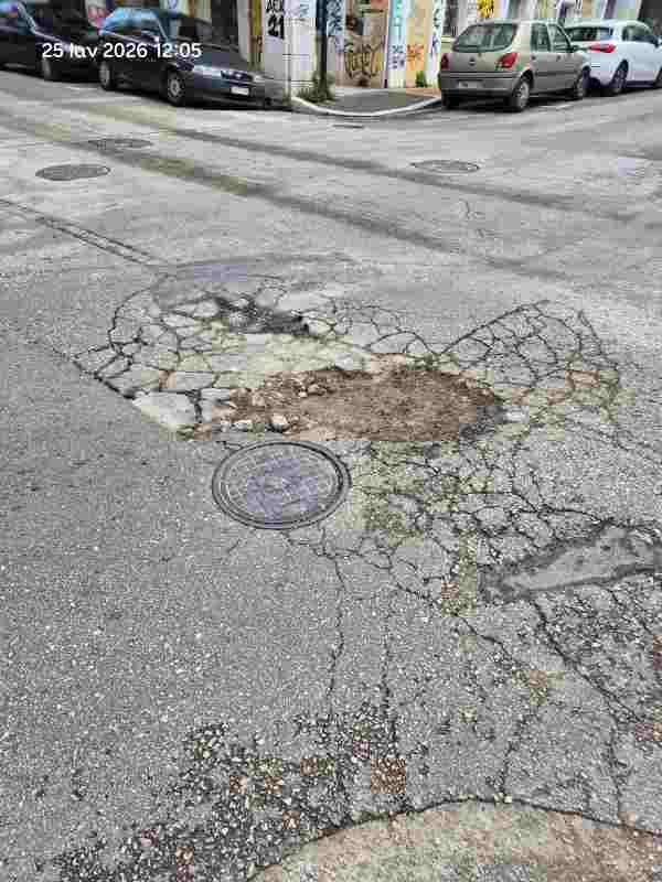 Πάτρα, Κανακάρη, Αράτου, λακκούβες Πάτρα, οδικό δίκτυο, επικίνδυνοι δρόμοι, φθορές οδοστρώματος, δήμος Πατρέων, προβλήματα πόλης, Patras, Kanakari street, Aratou street, potholes Patras, road damage, dangerous roads Greece, urban maintenance, Patras city problems,