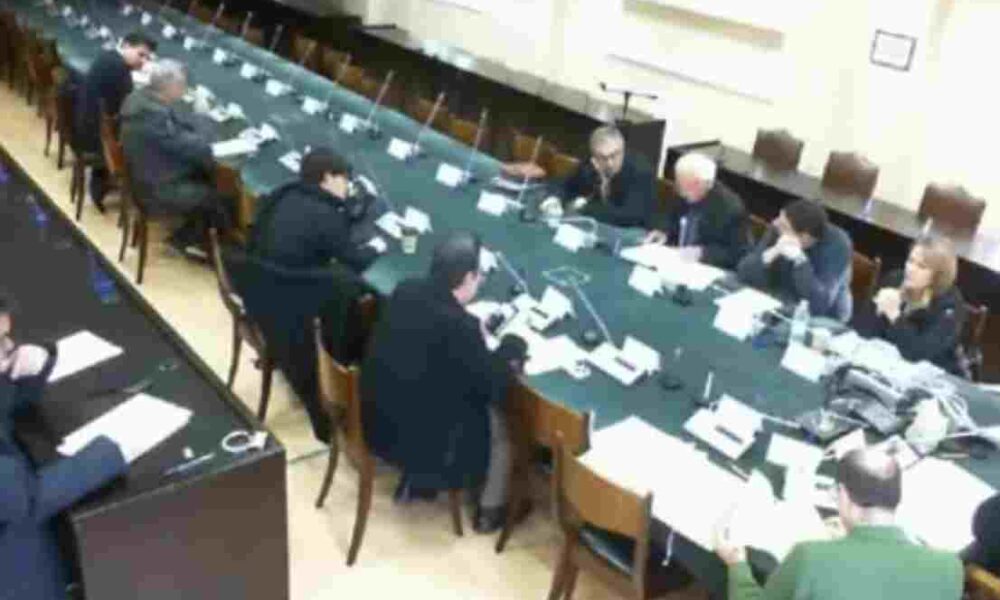 Δήμος, Δημοτική Επιτροπή, Αντιδήμαρχος Πλέσσας, Plessas, τραπεζοκαθίσματα, outdoor seating, κοινόχρηστοι χώροι, public space, πρόστιμα, fines, διαγραφή προστίμων, fine waiver, άδεια, permit, αυθαιρεσία, legality, εστίαση,