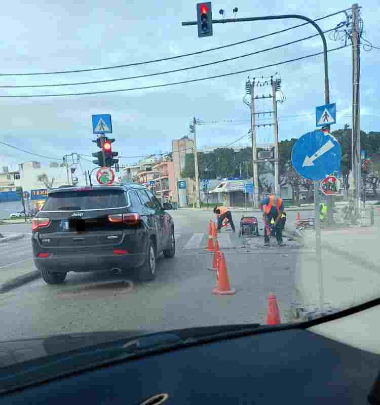 Οδός Ακρωτηρίου Πάτρα, Akrotiriou street Patras, έργα οδοποιίας Πάτρα, road works Patras, Δήμος Πατρέων, Municipality of Patras, σπατάλη δημοσίου χρήματος, waste of public money, ράβε ξήλωνε, road rework, κακός προγραμματισμός έργων, poor project planning, Τράπεζα Πειραιώς Ακρωτηρίου, Piraeus Bank Patras, κυκλοφοριακό πρόβλημα Πάτρα, traffic jam Patras, ταλαιπωρία οδηγών, driver inconvenience, οδική ασφάλεια, road safety Greece, κακοτεχνίες δρόμων, road construction defects, Πάτρα ειδήσεις, Patras news, δημόσια έργα, public infrastructure