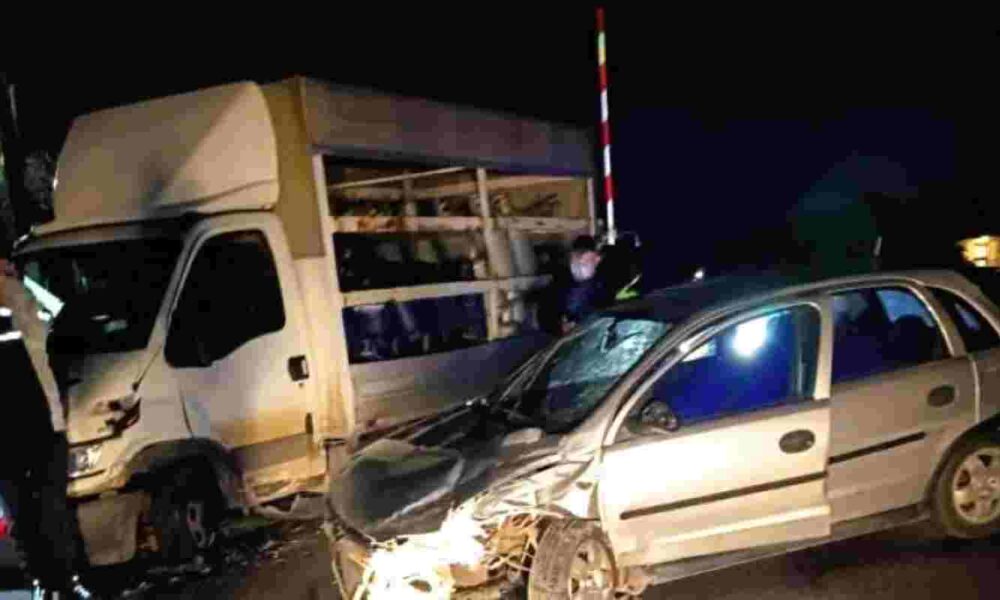 Βραχνέικα, Πάτρα, τροχαίο, ατύχημα, γραμμές τρένου, ΟΣΕ, φιάλες υγραερίου, τραυματίας, σύγκρουση, ειδήσεις Πάτρα, Vrachneika, Patras, car accident, train tracks, OSE, LPG cylinders, gas bottles collision, Greece news,