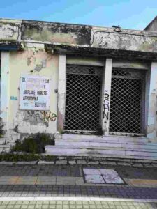 Λιμάνι Πάτρας, Patras Port, παρακμή Πάτρας, Patras urban decay, Όθωνος-Αμαλίας, Othonos-Amalias Patras, πλοίο ΕΓΝΑΤΙΑ, Egnatia ferry, πλοίο ΑΠΠΙΑ, Appia ferry, Αδριατικές Γραμμές, Adriatic Lines, Agencias Patras, εγκατάλειψη κέντρου, abandoned buildings Greece, ιστορικά κτίρια Πάτρα, historical shipping agencies, τουριστική κίνηση Πάτρας, Patras tourism decline, οικονομία Αχαΐας, Peloponnese economy, ακτοπλοΐα 1980-1990, Greece-Italy ferry lines, πολιτικές ευθύνες λιμένας, port development consequences, πύλη της Ελλάδας, gateway to the west, ερείπια Πάτρα, Patras ruins, αστική ερήμωση,