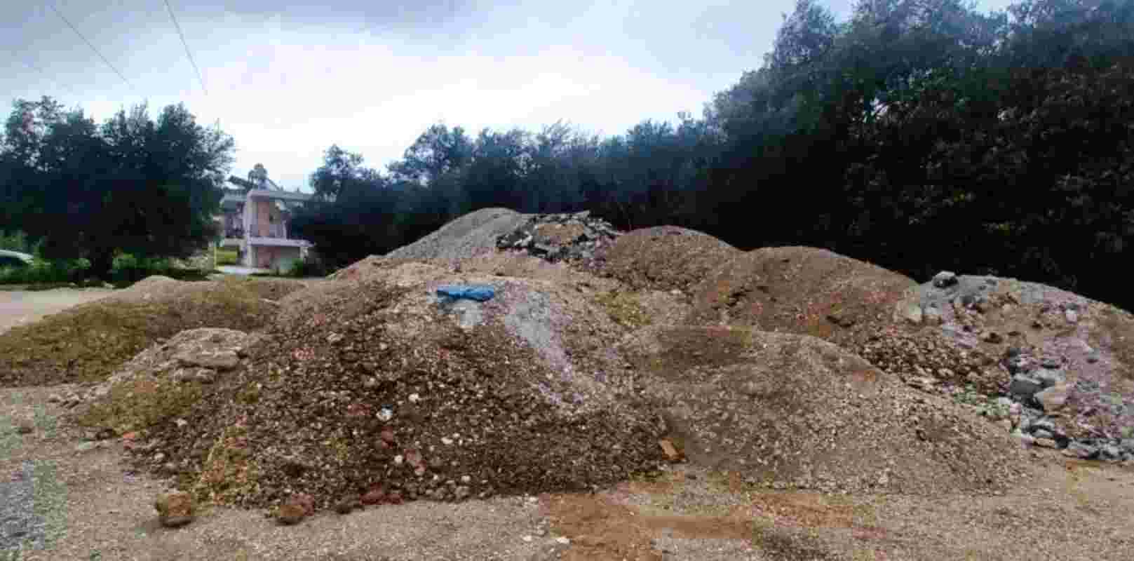 Εγλυκάδα, Πάτρα, παράνομες χωματερές, εναπόθεση μπάζων, ποιότητα ζωής, οδός Πρωτογένους, οδός Κλεάρχου, Παναγιώτης Μελάς, Δήμος Πατρέων, καταγγελίες κατοίκων, περιβαλλοντική ρύπανση, αδρανή υλικά, Eglykada, Patras, illegal landfills, construction waste, quality of life, Protogenous street, Klearchou street, Municipality of Patras, resident complaints, environmental pollution,