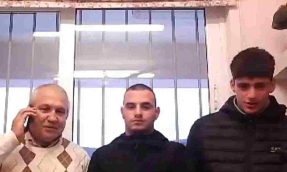 Νέα Μάκρη, μαθητές ήρωες, διάσωση ηλικιωμένων, φωτιά Νέα Μάκρη, αυτοθυσία μαθητών, απεγκλωβισμός, πυρκαγιά σε σπίτι, Γιώργος Σπύρος Ορφέας, ηρωική πράξη, Nea Makri, student heroes, elderly rescue, fire Nea Makri, brave students, house fire rescue, Greek students bravery,