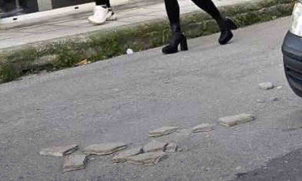 Αγία Βαρβάρα, πτώση μαρμάρων, οδός Καποδιστρίου, ατύχημα Αγία Βαρβάρα, πιάτσα ταξί, υλικές ζημιές, αποκόλληση μαρμάρου, ειδήσεις Αγία Βαρβάρα, επικίνδυνα κτίρια, πτώση υλικών, τοπικά νέα, Agia Varvara, marble fall, Kapodistriou street, building safety Greece, taxi station Agia Varvara, falling debris, car damage, Agia Varvara news, accident Agia Varvara, building maintenance,