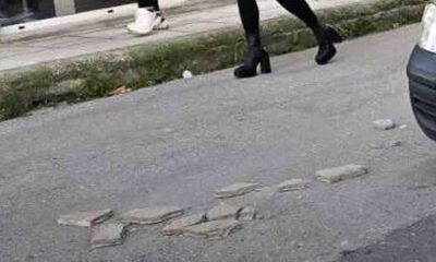 Αγία Βαρβάρα, πτώση μαρμάρων, οδός Καποδιστρίου, ατύχημα Αγία Βαρβάρα, πιάτσα ταξί, υλικές ζημιές, αποκόλληση μαρμάρου, ειδήσεις Αγία Βαρβάρα, επικίνδυνα κτίρια, πτώση υλικών, τοπικά νέα, Agia Varvara, marble fall, Kapodistriou street, building safety Greece, taxi station Agia Varvara, falling debris, car damage, Agia Varvara news, accident Agia Varvara, building maintenance,