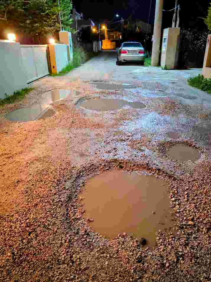 Πάτρα, οδός Μπότσαρη, Δήμος Πατρέων, λακκούβες, οδική ασφάλεια, καταγγελία κατοίκων, Patras, Botsari street, Patras Municipality, potholes, road safety, resident complaints, road surface problems, dangerous roads, traffic accidents, municipal technical services, έργα οδοποιίας, φθορές οχημάτων, vehicle damage,