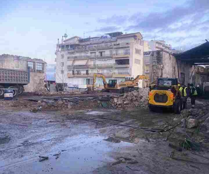 ΟΣΕ Πάτρα, κατεδάφιση μηχανοστασίου, σιδηροδρομική ιστορία, παλιό μηχανοστάσιο Πάτρα, σημαφόρος ΟΣΕ, Σιδηροδρομικό Μουσείο, τρένα Πάτρα, βιομηχανική κληρονομιά, OSE Patras, railway depot demolition, Patras train station, railway history Greece, OSE locomotive shed, railway semaphore, vintage trains Greece, industrial heritage Patras, railway nostalgia, OSE museum Athens,