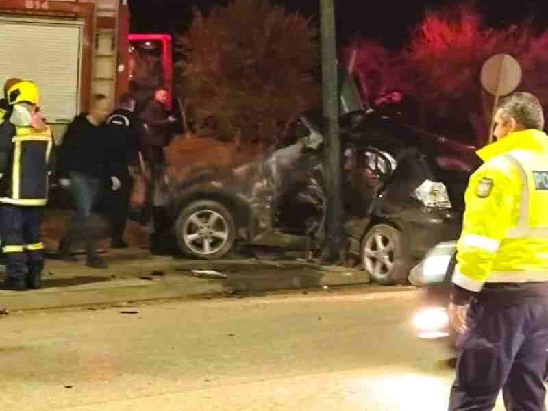 Τροχαίο Πάτρα, Παραλία Πατρών, τροχαίο ατύχημα τώρα, Αχαϊκό Χωριάτικο, εκτροπή οχήματος, σοβαρό τροχαίο, ειδήσεις Πάτρα, Τροχαία Πατρών, ΕΚΑΒ, Πυροσβεστική Πάτρα, νεαρά άτομα χωρίς αισθήσεις, Παλαιά Εθνική Οδός Πατρών Πύργου, Car accident Patras, Paralia Patron, road accident Greece today, fatal crash Patras, Patras news, emergency services Patras, traffic accident young victims, car crash pole impact,