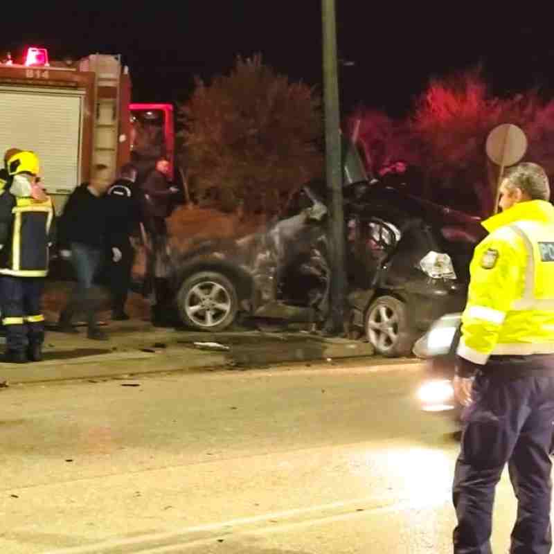 Τροχαίο Πάτρα, Παραλία Πατρών, τροχαίο ατύχημα τώρα, Αχαϊκό Χωριάτικο, εκτροπή οχήματος, σοβαρό τροχαίο, ειδήσεις Πάτρα, Τροχαία Πατρών, ΕΚΑΒ, Πυροσβεστική Πάτρα, νεαρά άτομα χωρίς αισθήσεις, Παλαιά Εθνική Οδός Πατρών Πύργου, Car accident Patras, Paralia Patron, road accident Greece today, fatal crash Patras, Patras news, emergency services Patras, traffic accident young victims, car crash pole impact,