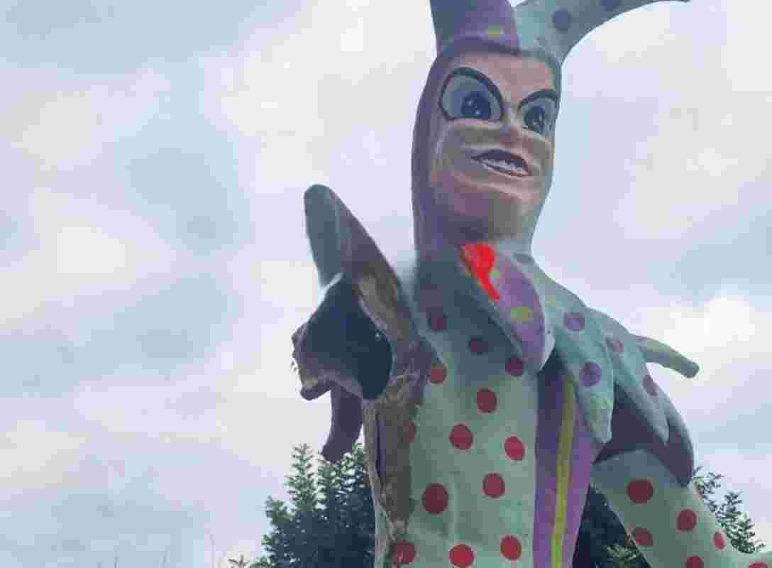 Πάτρα, Καρναβάλι Πάτρας, Πλατεία Όλγας, Μαιζώνος, πεζόδρομος, καρναβαλικός μπάστακας, ζημιές, φορτηγό, καταστηματάρχες Πάτρας, Αράτου, Κολοκοτρώνη, Patras, Patras Carnival, Olga Square, Maizonos street, pedestrian zone, carnival figure, truck damage, local news Patras