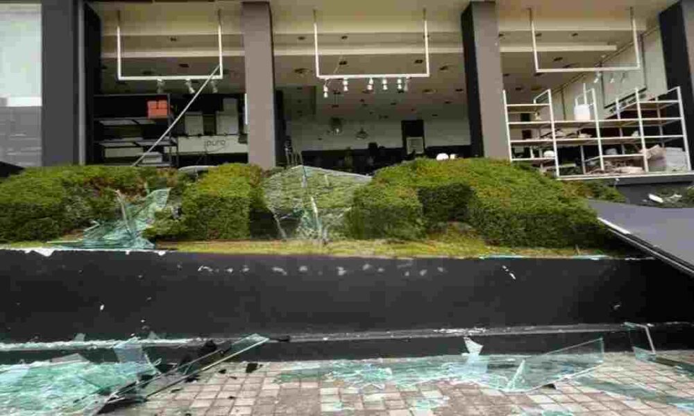 Πάτρα, ισχυροί άνεμοι, οδός Κανελλοπούλου, καταστροφές Πάτρα, βιτρίνα καταστήματος, θύελλα, κακοκαιρία, ζημιές, πτώση τζαμιών, έκτακτα καιρικά φαινόμενα, Patras, strong winds, Kanelopoulou street, Patras storm damage, shop window collapse, severe weather Greece, structural damage, gale force winds, Patras news today,