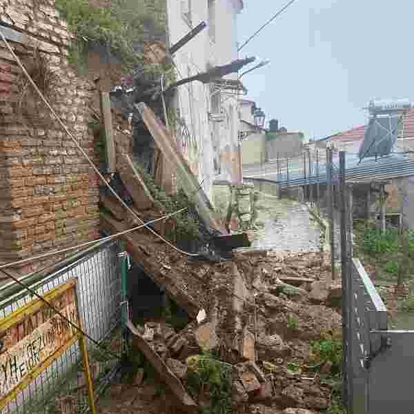 building collapse, derelict building, Kastro, Tritaki district, dangerous structures, public safety risk, municipality negligence, citizen complaint, Sense City app, fallen power lines, school route safety, historic district hazards, urban decay,