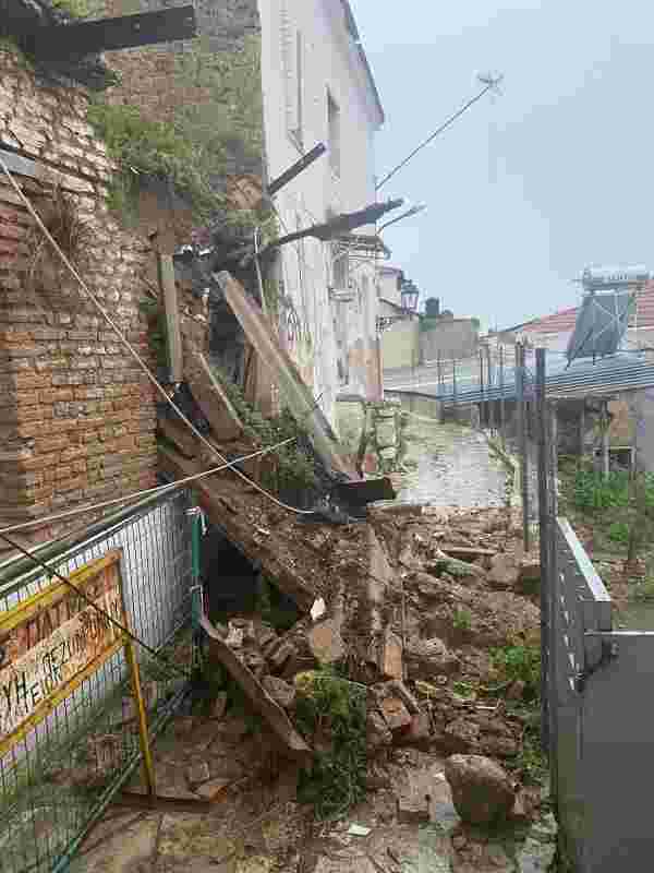 building collapse, derelict building, Kastro, Tritaki district, dangerous structures, public safety risk, municipality negligence, citizen complaint, Sense City app, fallen power lines, school route safety, historic district hazards, urban decay,