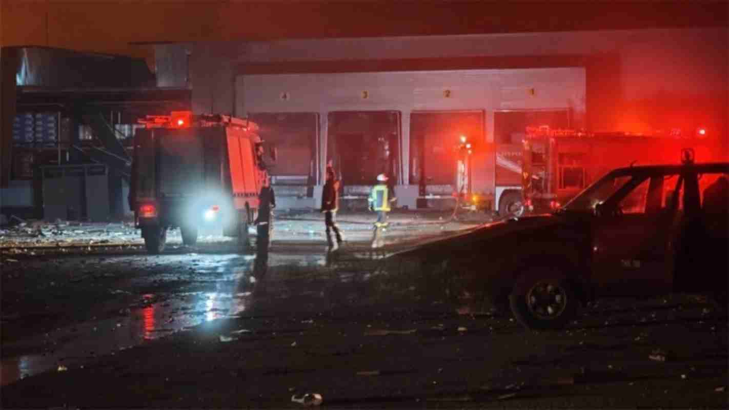 ΒΙΟΛΑΝΤΑ, Τρίκαλα, φωτιά τώρα, πυρκαγιά Τρίκαλα, εργοστάσιο Βιολάντα, Πυροσβεστική, αγνοούμενοι εργαζόμενοι, έκτακτη είδηση, μπισκοτοβιομηχανία, νοσοκομείο Τρικάλων, Violanta, Violanta factory fire, Trikala fire, Greece fire news, factory fire Greece, missing workers, fire department Greece,