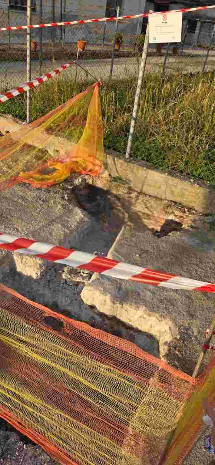 Πάτρα, Εγλυκάδα, οδός Ηρακλέους, έργα οπτικών ινών, ζημιά σε αγωγό, σκάψιμο δρόμων, προβλήματα κυκλοφορίας, Δήμος Πατρέων, επικίνδυνο σημείο, ειδήσεις Πάτρα, καταγγελίες κατοίκων, ασφαλτόστρωση, Patras, Eglykada, Irakleous street, fiber optic works, pipe damage, road works, traffic issues, Patras news, local complaints, road safety, infrastructure damage,