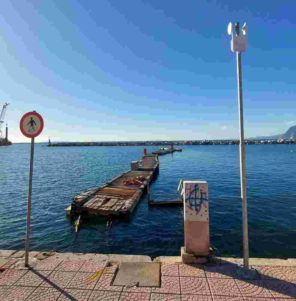 Μαρίνα Πατρών, Πάτρα, έξυπνη πόλη, οπτική ρύπανση, πλωτοί διάδρομοι, πρόσβαση στο διαδίκτυο, WiFi Μαρίνα, αστικό τοπίο, αισθητική υποβάθμιση, Δήμος Πατρέων, δημόσιος χώρος, τεχνολογία και περιβάλλον, τουριστική ανάπτυξη Πάτρα, προβλήτας Πάτρας, Patras Marina, Patra Greece, Smart City, visual pollution, floating piers, public WiFi access, urban landscape degradation, Marina infrastructure, Patras Port, urban planning Greece, technology vs aesthetics, environmental aesthetics, Smart City Patras, waterfront development