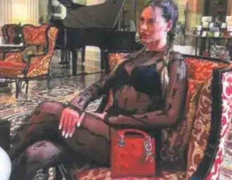 Ελένη Μπομπού, Eleni Bobou, αστυνομικός, police officer, ΕΛ.ΑΣ, Greek Police, μήνυση, lawsuit, δικαστική διαμάχη, legal dispute, ροζ πάρτι, private parties, ερωτικά ραντεβού, escort services, Εσωτερικών Υποθέσεων, Internal Affairs, revenge porn, εκδικητική πορνογραφία, ψευδής καταμήνυση, false accusation, συκοφαντική δυσφήμιση, defamation, Θρασύβουλος Κονταξής, Thrasyvoulos Kontaxis, οικονομικά ανταλλάγματα, financial exchange, σκάνδαλο αστυνομίας, police scandal