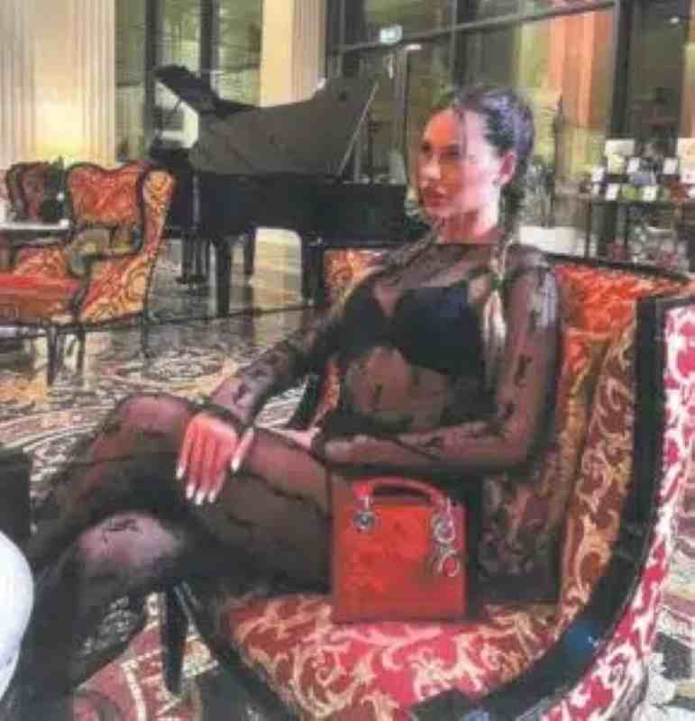 Ελένη Μπομπού, Eleni Bobou, αστυνομικός, police officer, ΕΛ.ΑΣ, Greek Police, μήνυση, lawsuit, δικαστική διαμάχη, legal dispute, ροζ πάρτι, private parties, ερωτικά ραντεβού, escort services, Εσωτερικών Υποθέσεων, Internal Affairs, revenge porn, εκδικητική πορνογραφία, ψευδής καταμήνυση, false accusation, συκοφαντική δυσφήμιση, defamation, Θρασύβουλος Κονταξής, Thrasyvoulos Kontaxis, οικονομικά ανταλλάγματα, financial exchange, σκάνδαλο αστυνομίας, police scandal