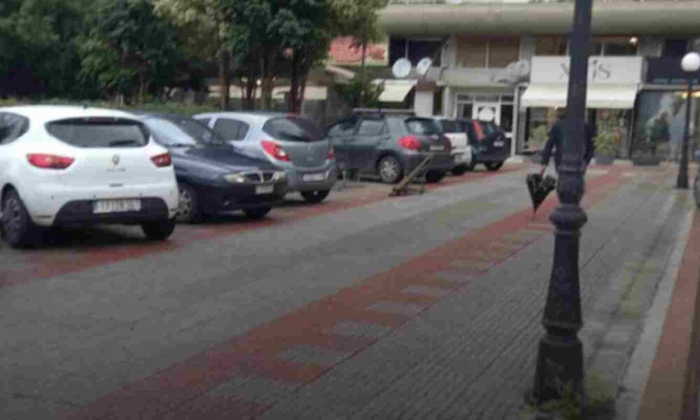 Αγία Σοφία Πάτρα, παράνομο πάρκινγκ Πάτρα, πεζόδρομοι Πάτρας, κατάληψη δημόσιου χώρου, αδιαφορία τροχαίας Πάτρα, προβλήματα κατοίκων Πάτρα, αυθαιρεσία οδηγών, πλατεία Αγίας Σοφίας Πάτρα, παράνομη στάθμευση, αστική υποβάθμιση Πάτρα, καταγγελίες πολιτών Πάτρα, Δημοτική Αστυνομία Πάτρας, προσβασιμότητα πεζών Πάτρα, Agia Sofia Patras, illegal parking Patras Greece, pedestrian zones Patras, public space violation Patras, traffic police Patras, Patras city center issues, illegal car parking Agia Sofia Patras, urban degradation Patras, Patras news, traffic violations Patras