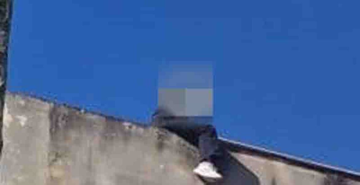 απειλή αυτοκτονίας, ταράτσα, Γαμβέτα, Αστιγγος, Θεσσαλονίκη, νεαρή γυναίκα, πυροσβεστική, αστυνομία, στρώμα διάσωσης, ψυχολόγος, κέντρο Θεσσαλονίκης, κινητοποίηση αρχών, δραματικές στιγμές, απόπειρα αυτοκτονίας, έκτακτο περιστατικό, suicide threat, rooftop, Gambetta street, Astingos street, Thessaloniki, young woman, fire department, police, rescue mattress, psychologist, Thessaloniki center, authorities mobilization, dramatic moments, suicide attempt, emergency