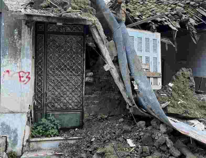 Πάτρα, Άνω Πόλη, οδός Βότσαρη, ετοιμόρροπο κτίριο, κατάρρευση κτιρίου, επικίνδυνα κτίσματα, καταγγελία κατοίκων, Δήμος Πατρέων, δημόσια ασφάλεια, μπάζα στο δρόμο, παλαιά οικία Πάτρα, ατύχημα περαστικών, Patras, Ano Poli, Votsari street, collapsing building, dangerous buildings Patras, building debris, public safety Greece, falling masonry, dilapidated house, Patras municipality, urban danger,