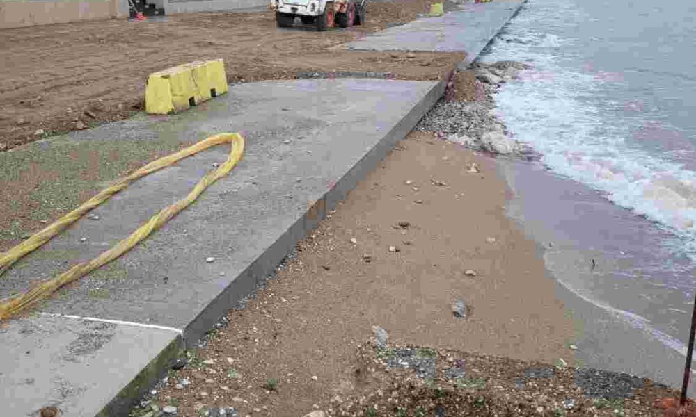 Παραλιακή Ρίου, Rio Beach Road, Πλημμύρες Ρίο, Rio floods, Έργα απορροής, Drainage works, Αντιπλημμυρική προστασία Πάτρα, Patras flood protection, Βουλωμένες σχάρες, Clogged drains, Χαντάκια ανάποδη κλίση, Ditches reverse slope, Αποσύνθεση υποδομών, Infrastructure decay, Δήμος Πατρέων έργα, Municipality of Patras works, Περιφέρεια Δυτικής Ελλάδας, Region of Western Greece, Χρονικά προβλήματα Ρίου, Chronic issues Rio, Υδραυλική μηχανική, Hydraulic engineering, Έργα βιτρίνας, Showcase projects, Κακοτεχνίες Ρίο, Construction defects Rio