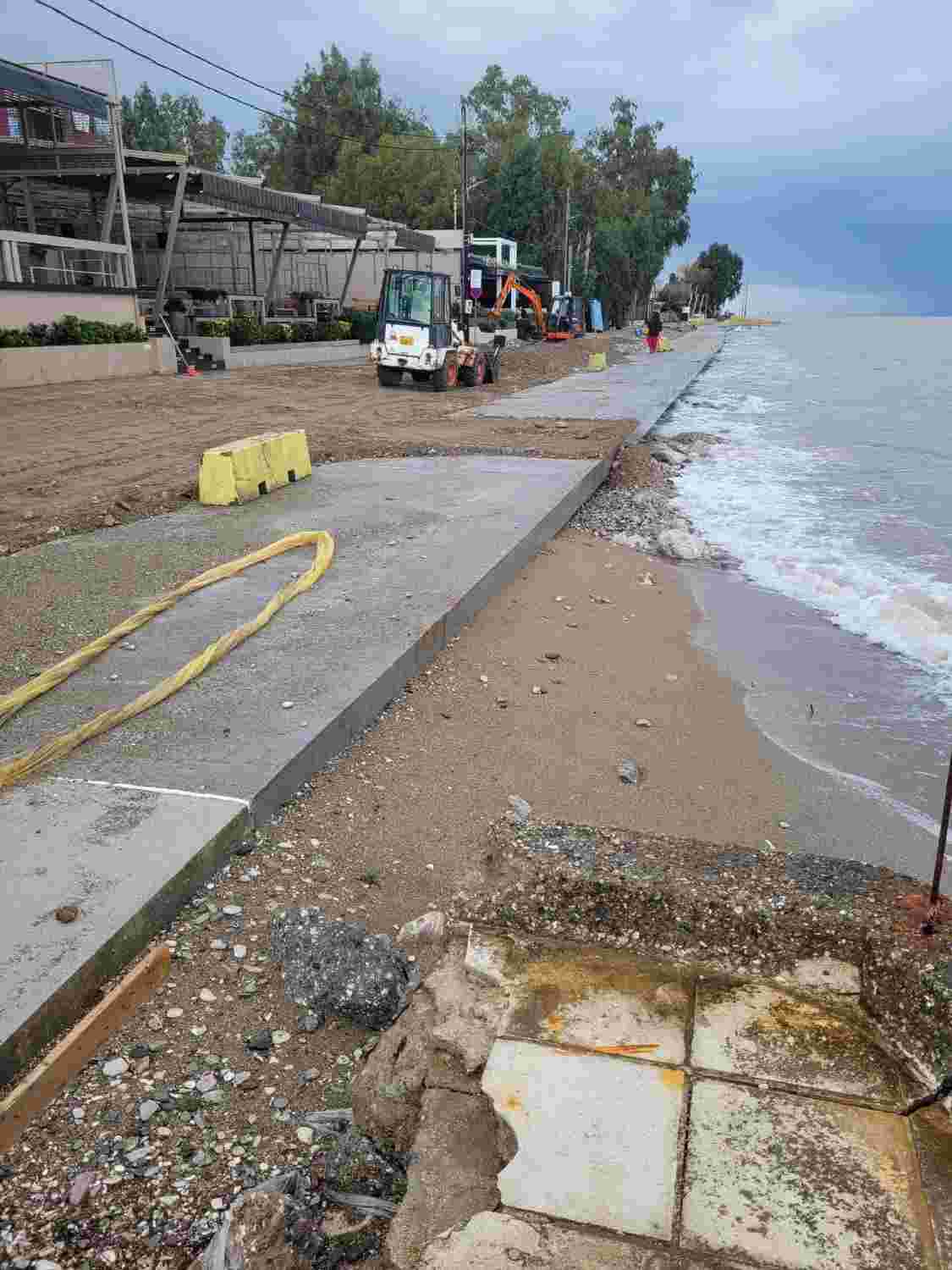 Παραλιακή Ρίου, Rio Beach Road, Πλημμύρες Ρίο, Rio floods, Έργα απορροής, Drainage works, Αντιπλημμυρική προστασία Πάτρα, Patras flood protection, Βουλωμένες σχάρες, Clogged drains, Χαντάκια ανάποδη κλίση, Ditches reverse slope, Αποσύνθεση υποδομών, Infrastructure decay, Δήμος Πατρέων έργα, Municipality of Patras works, Περιφέρεια Δυτικής Ελλάδας, Region of Western Greece, Χρονικά προβλήματα Ρίου, Chronic issues Rio, Υδραυλική μηχανική, Hydraulic engineering, Έργα βιτρίνας, Showcase projects, Κακοτεχνίες Ρίο, Construction defects Rio