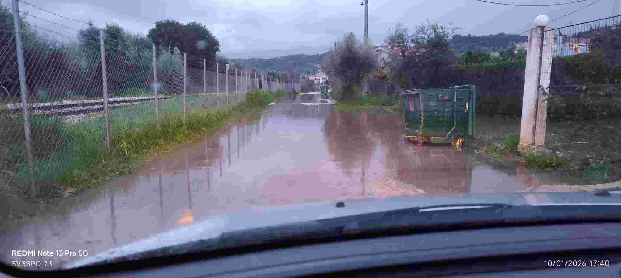 Βραχνέικα, Ελευθερίου Βενιζέλου, Πάτρα, πλημμύρα δρόμου, λακκούβες, σχολεία, σιδηροδρομικές γραμμές, αποχέτευση ομβρίων, επικίνδυνος δρόμος, Βραχνέικα πλημμύρα, προβλήματα υποδομής, αγανάκτηση κατοίκων, οδόστρωμα, Patras, Vrachneika, Eleftheriou Venizelou, road flooding, potholes, road safety, school route, infrastructure problems, Greek roads, drainage issues, Vrachneika road conditions,