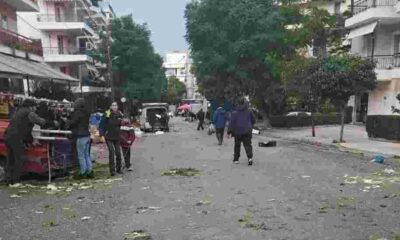 Λαϊκή αγορά Αγυιάς, διακοπή λειτουργίας, θυελλώδης άνεμος, Καζαντζάκη, Πάτρα, ζημιές από άνεμο, ξηλωμένοι πάγκοι, επικίνδυνες συνθήκες, μικροπωλητές, αναγκαστική διακοπή, Agyia street market, operation suspended, gale force winds, Kazantzaki street, Patras, wind damage, tents torn down, dangerous conditions, vendors, forced cancellation