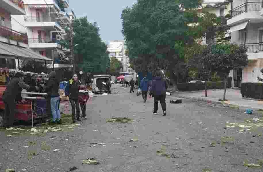 Λαϊκή αγορά Αγυιάς, διακοπή λειτουργίας, θυελλώδης άνεμος, Καζαντζάκη, Πάτρα, ζημιές από άνεμο, ξηλωμένοι πάγκοι, επικίνδυνες συνθήκες, μικροπωλητές, αναγκαστική διακοπή, Agyia street market, operation suspended, gale force winds, Kazantzaki street, Patras, wind damage, tents torn down, dangerous conditions, vendors, forced cancellation