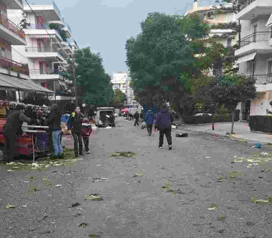 Λαϊκή αγορά Αγυιάς, διακοπή λειτουργίας, θυελλώδης άνεμος, Καζαντζάκη, Πάτρα, ζημιές από άνεμο, ξηλωμένοι πάγκοι, επικίνδυνες συνθήκες, μικροπωλητές, αναγκαστική διακοπή, Agyia street market, operation suspended, gale force winds, Kazantzaki street, Patras, wind damage, tents torn down, dangerous conditions, vendors, forced cancellation