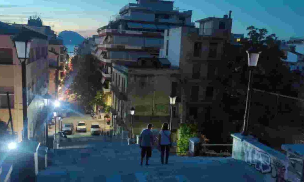 Νυχτερινή ζωή Πάτρα, Patras nightlife, street bars Πάτρα, street bars Patras, διασκέδαση Πάτρα, Patras entertainment, Γεροκωστοπούλου, Gerokostopoulou, σκάλες Αγίου Νικολάου, Agiou Nikolaou stairs, νέοι Πάτρα, Patras youth, οικονομική διασκέδαση, cheap nightlife, street drinking, ποτό στο χέρι, drinks to go, νυχτερινή οικονομία Πάτρα, Patras night economy, street party, πάρτι δρόμου, Πανδημία συνήθειες, Pandemic habits, ανοιχτή διασκέδαση, open-air socializing, Πατρέως σκάλες,