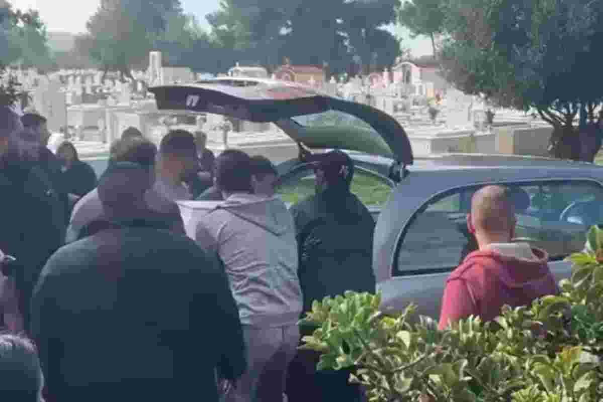 Κώστας Μπασιλάρης, Kostas Basilaris, δολοφονία Πάτρα, Patras murder, κηδεία Μπασιλάρης, Basilaris funeral, νυχτερινό κέντρο Πάτρα, Patras nightclub, ξυλοδαρμός, fatal beating, οδός Γούναρη, Gounari street, θρήνος Πάτρα, Patras tragedy, Άγιος Μηνάς Λεύκας, Patras cemetery, 30χρονος δολοφονία