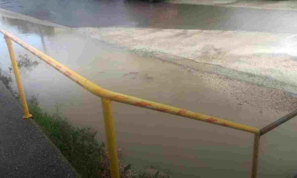 Λάσπη Προαστιακού, Διγενή Ακρίτα, Παθογένειες Πάτρας, Λασπόνερα δρόμος, Καταγγελίες κατοίκων, Προαστιακός Πάτρας, Χωματόδρομος Πάτρας, Έργα οδών, Πρόσβαση Προαστιακού, Κακή κατάσταση δρόμου, Mud train station, Digeni Akrita Patras, Patras road issues, Commuter rail access, Road complaints Greece, Patras suburb train, Dirt road Patras, Public works Patras, Slush water road, Patras infrastructure failure