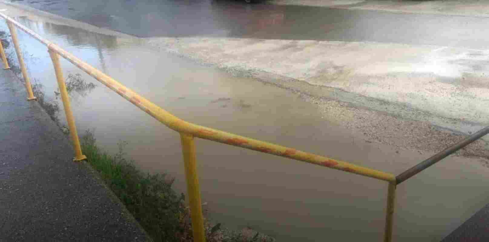 Λάσπη Προαστιακού, Διγενή Ακρίτα, Παθογένειες Πάτρας, Λασπόνερα δρόμος, Καταγγελίες κατοίκων, Προαστιακός Πάτρας, Χωματόδρομος Πάτρας, Έργα οδών, Πρόσβαση Προαστιακού, Κακή κατάσταση δρόμου, Mud train station, Digeni Akrita Patras, Patras road issues, Commuter rail access, Road complaints Greece, Patras suburb train, Dirt road Patras, Public works Patras, Slush water road, Patras infrastructure failure