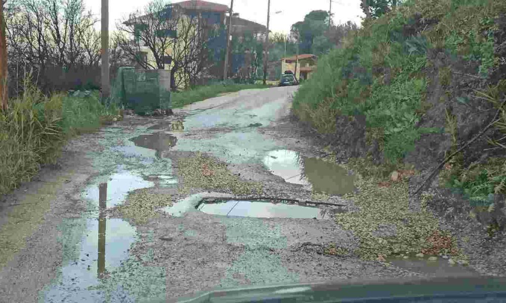 ΔΕΥΑΠ, DEYAP, Πάτρα, Patras, Συχαινά, Sychaina, υδροκλοπή, water theft, διαρροή νερού, water leak, σπατάλη νερού, water waste, καταγγελία, complaint, Αρτεμισίου Πάτρα, Artemisiou Patras, βλάβη σωλήνα, pipe burst, λακκούβες δρόμου, road potholes, Δήμος Πατρέων, Municipality of Patras, προβλήματα υδροδότησης, water supply issues, αδιαφορία αρχών, authorities indifference, τοπικά νέα Πάτρα,