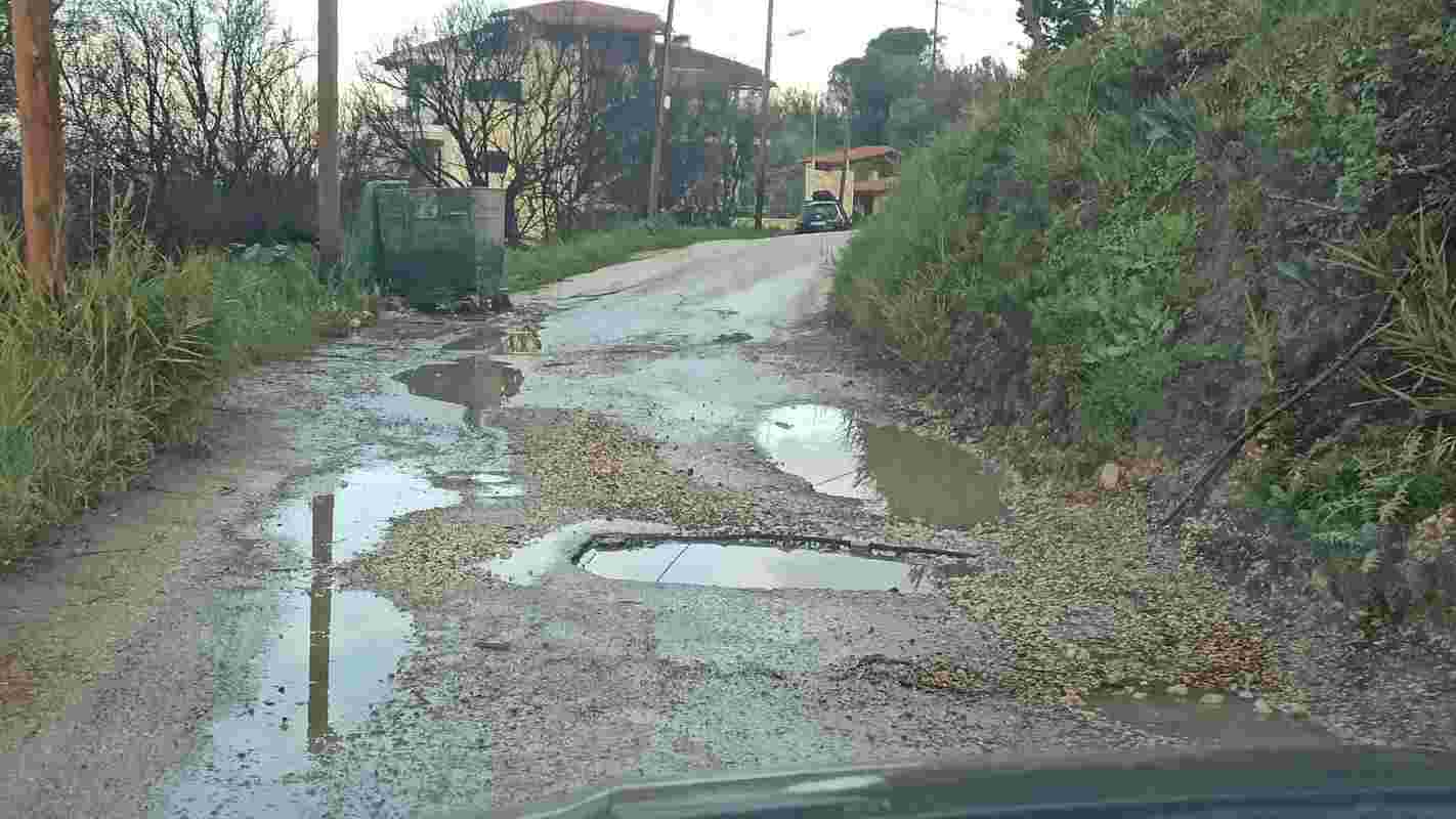 ΔΕΥΑΠ, DEYAP, Πάτρα, Patras, Συχαινά, Sychaina, υδροκλοπή, water theft, διαρροή νερού, water leak, σπατάλη νερού, water waste, καταγγελία, complaint, Αρτεμισίου Πάτρα, Artemisiou Patras, βλάβη σωλήνα, pipe burst, λακκούβες δρόμου, road potholes, Δήμος Πατρέων, Municipality of Patras, προβλήματα υδροδότησης, water supply issues, αδιαφορία αρχών, authorities indifference, τοπικά νέα Πάτρα,