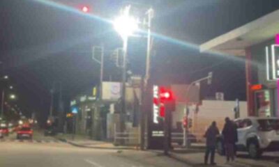 Φωτιά ΔΕΗ Μποζαϊτικα, Fire PPC Bozaïtika, Πυρκαγιά κολώνα Πάτρα, Patras electricity pylon fire, Εθνική Οδός Πατρών-Αθηνών, Patras-Athens National Road, Διγενή Μποζαϊτικα, Digeni Street Bozaïtika, Συναγερμός Πυροσβεστική Πάτρα, Patras Fire Department alert, Βραχυκύκλωμα ΔΕΔΔΗΕ, HEDNO short circuit, Νυχτερινό περιστατικό Πάτρα, Patras night incident, Φωτιά σε μετασχηματιστή, Transformer fire, Αποκατάσταση βλάβης ρεύματος, Power outage repair, Φανάρια Μποζαϊτικα, Bozaïtika traffic lights, Ειδήσεις Πάτρα, Patras news