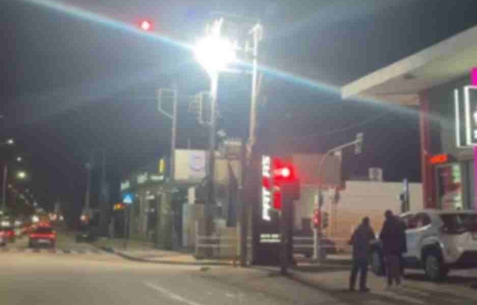 Φωτιά ΔΕΗ Μποζαϊτικα, Fire PPC Bozaïtika, Πυρκαγιά κολώνα Πάτρα, Patras electricity pylon fire, Εθνική Οδός Πατρών-Αθηνών, Patras-Athens National Road, Διγενή Μποζαϊτικα, Digeni Street Bozaïtika, Συναγερμός Πυροσβεστική Πάτρα, Patras Fire Department alert, Βραχυκύκλωμα ΔΕΔΔΗΕ, HEDNO short circuit, Νυχτερινό περιστατικό Πάτρα, Patras night incident, Φωτιά σε μετασχηματιστή, Transformer fire, Αποκατάσταση βλάβης ρεύματος, Power outage repair, Φανάρια Μποζαϊτικα, Bozaïtika traffic lights, Ειδήσεις Πάτρα, Patras news