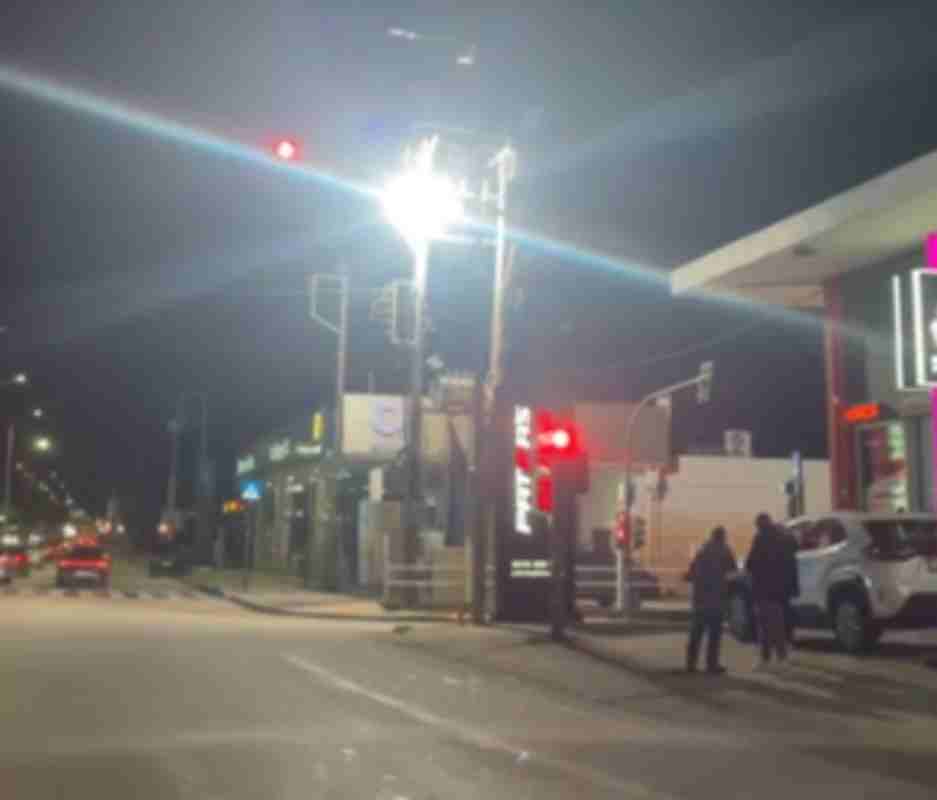 Φωτιά ΔΕΗ Μποζαϊτικα, Fire PPC Bozaïtika, Πυρκαγιά κολώνα Πάτρα, Patras electricity pylon fire, Εθνική Οδός Πατρών-Αθηνών, Patras-Athens National Road, Διγενή Μποζαϊτικα, Digeni Street Bozaïtika, Συναγερμός Πυροσβεστική Πάτρα, Patras Fire Department alert, Βραχυκύκλωμα ΔΕΔΔΗΕ, HEDNO short circuit, Νυχτερινό περιστατικό Πάτρα, Patras night incident, Φωτιά σε μετασχηματιστή, Transformer fire, Αποκατάσταση βλάβης ρεύματος, Power outage repair, Φανάρια Μποζαϊτικα, Bozaïtika traffic lights, Ειδήσεις Πάτρα, Patras news