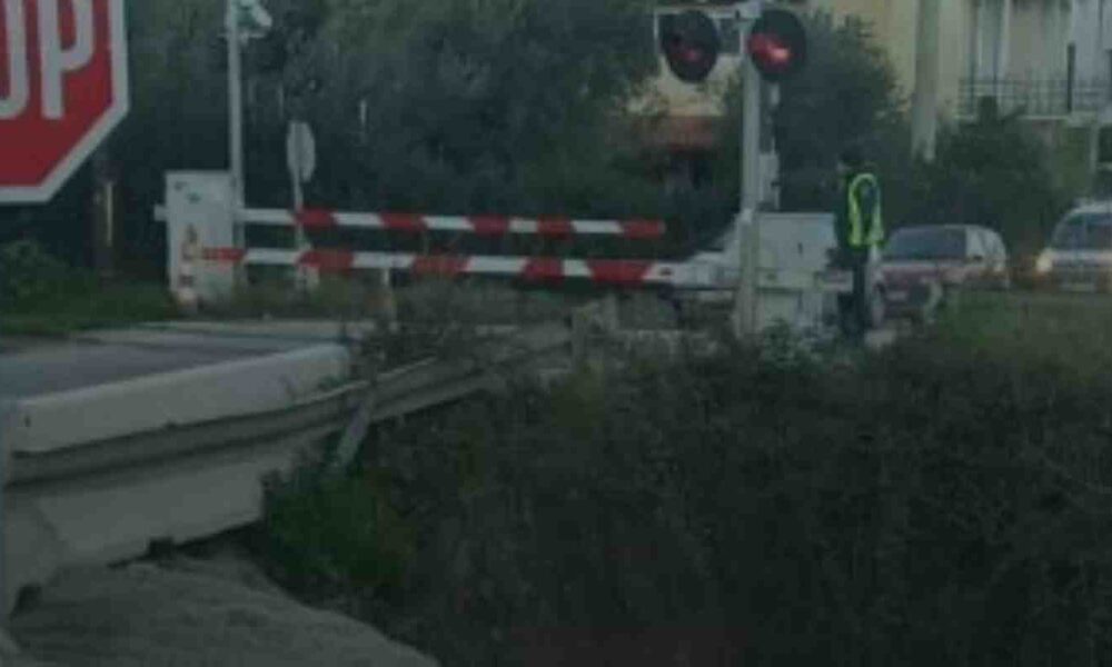 Προαστιακός Πάτρας, Βραχνέικα, σιδηροδρομική διάβαση, βλάβη στις μπάρες, κυκλοφοριακό κομφούζιο, ΟΣΕ, τρένο Πάτρα, προβλήματα υποδομών, ταλαιπωρία οδηγών, ασφάλεια σιδηροδρόμων, Patras Suburban Railway, Vrachneika, railway crossing, barrier failure, traffic jam Patras, OSE Greece, train Patras, infrastructure issues, railway safety Greece