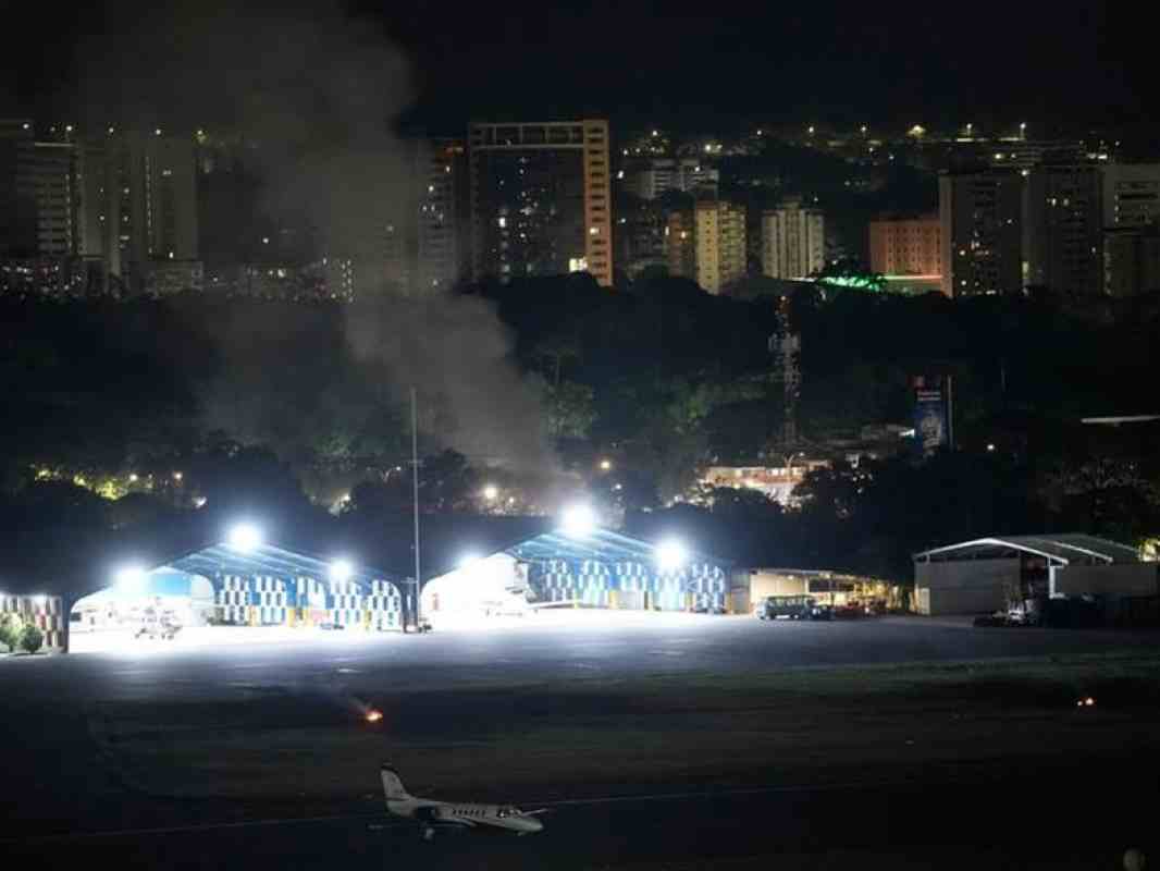 Εκρήξεις Καράκας, Caracas Explosions, Βενεζουέλα Εκρήξεις, Venezuela Blasts, Διακοπή Ρεύματος Καράκας, Caracas Power Outage, Στήλη Καπνού Καράκας, Caracas Smoke Column, Στρατιωτική Βάση Βενεζουέλα, Venezuela Military Base, Υπερπτήσεις Αεροπλάνων Καράκας, Caracas Overflights, Σάββατο Καράκας 3 Ιανουαρίου 2026, Saturday Caracas January 3 2026, Νότιο Καράκας Συμβάν, South Caracas Incident, Νυχτερινές Εκρήξεις Καράκας, Nighttime Caracas Explosions, Ειδήσεις Βενεζουέλα,