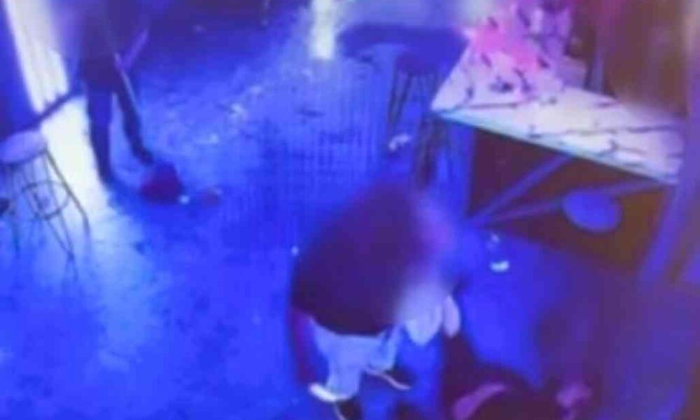 Πατρα, Patras, φονική συμπλοκή, fatal clash, Κώστας Μπασιλάρης, Kostas Basilakis, νυχτερινό κέντρο, nightclub, κάμερες ασφαλείας, security cameras, βίντεο ντοκουμέντο, documentary video, ξάδελφος θύματος, victim's cousin, μαχαίρι, knife, απειλή, threat, κλωτσιά, kick, νεκρός, dead, αιματηρό επεισόδιο, bloody incident, Αχαΐα, Achaea, ειδήσεις Πάτρα, Patras news, εγκληματικότητα, criminality, φόνος, murder, new footage